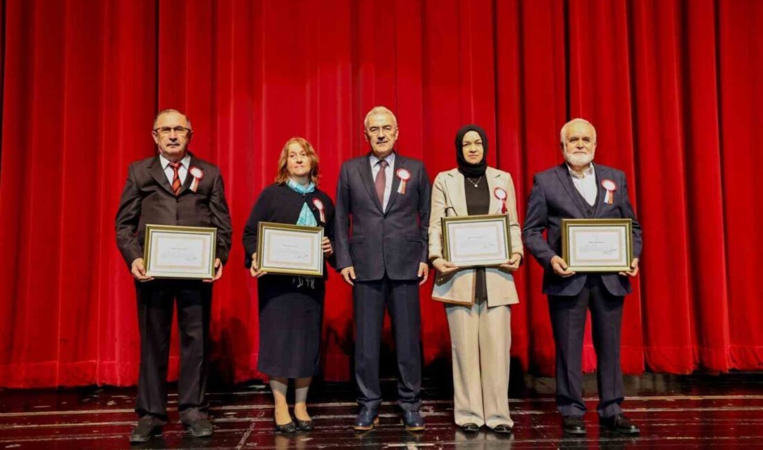 Bursa’da 24 Kasım Öğretmenler Günü’nde, emekli olan öğretmenlere “Hizmet Şeref