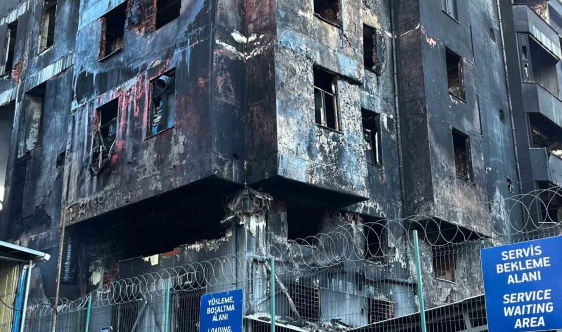 Beylikdüzü OSB Mermerciler Sanayi Sitesi’nde plastik enjeksiyon fabrikasında çıkan yangın
