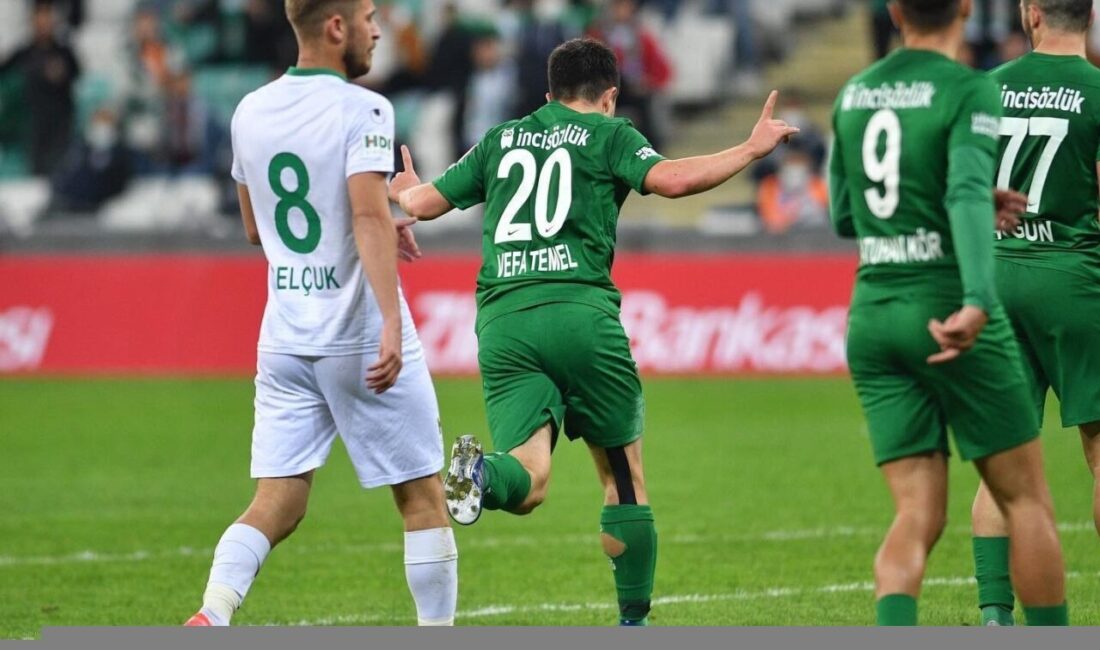 Bursaspor Başkanı Enes Çelik, İstanbulspor forması giyen Vefa Temel’i sezon