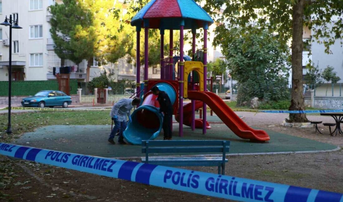 Antalya’da husumetli olduğu kişiye bir grubun çocuk parkında silahlı saldırısı