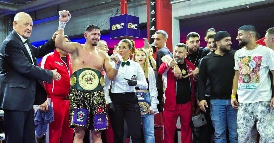 Genç boksörlerden Emre Çukur, Almanya’nın Münih şehrinde Pius Mpenda ile