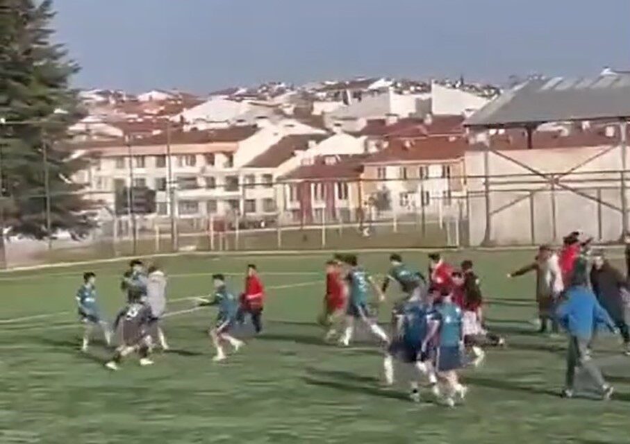 Eskişehir‘de liseler arasında oynanan futbol turnuvasının final karşılaşmasında iki takımın
