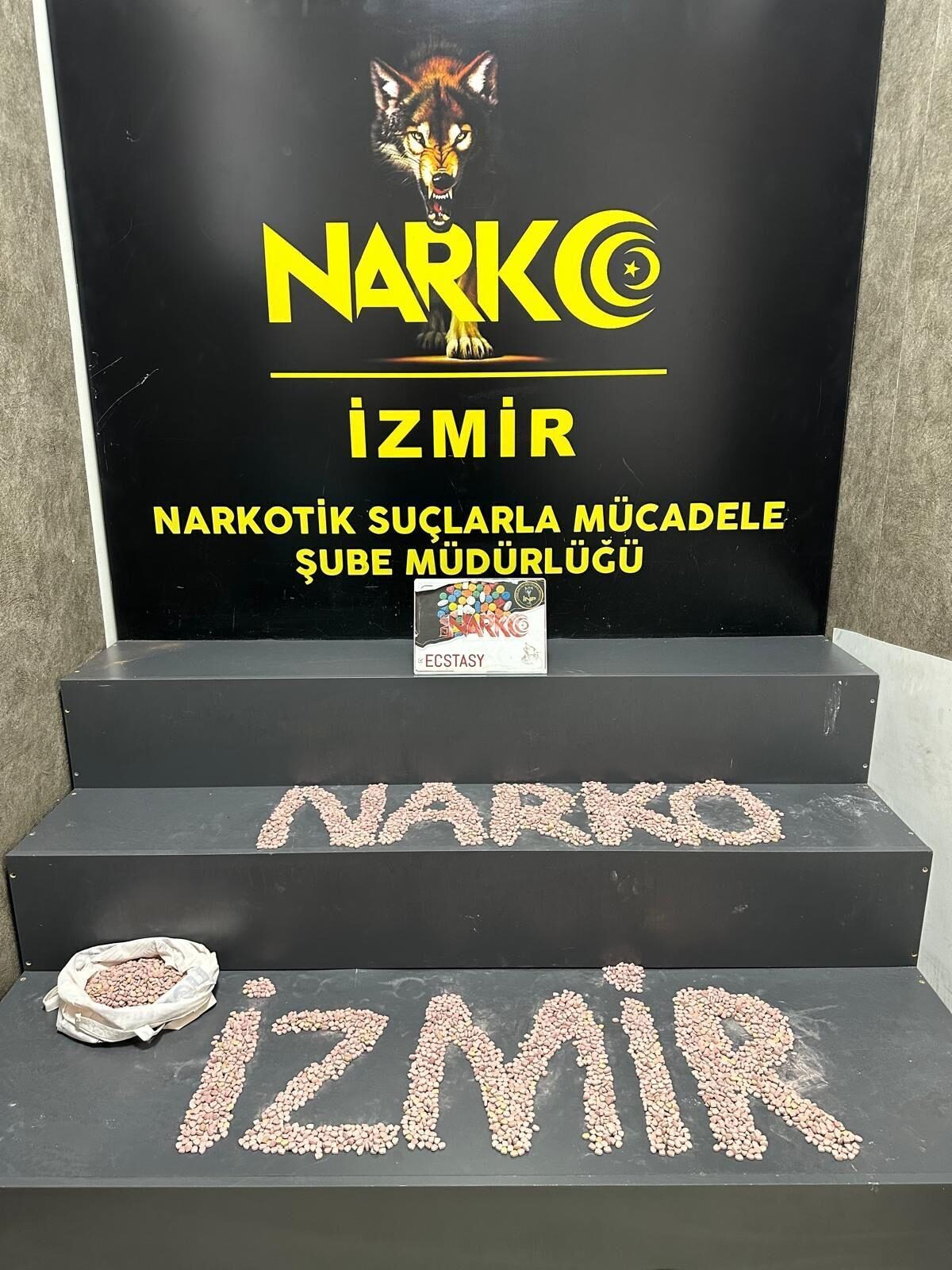 İZMİR (AA) – İzmir'de şehirlerarası otobüs terminalinde düzenlenen operasyonda yaklaşık