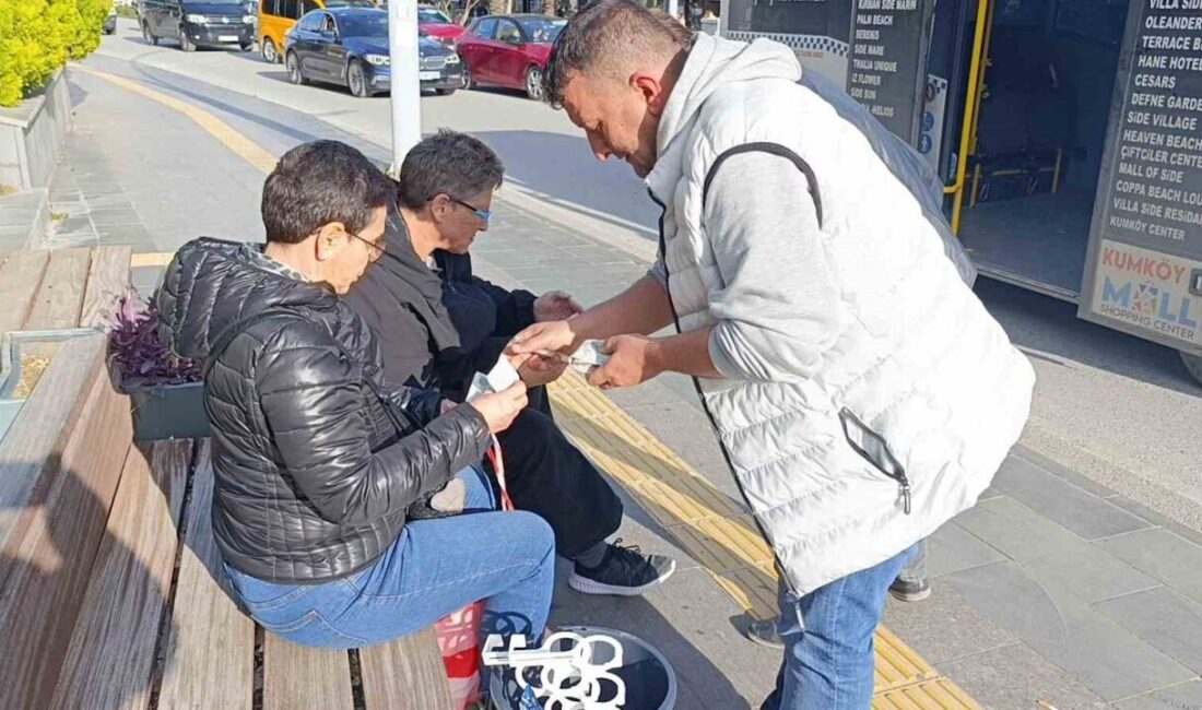 Antalya’nın Manavgat ilçesinde şehir içi minibüsün kırmızı ışıkta duran bir