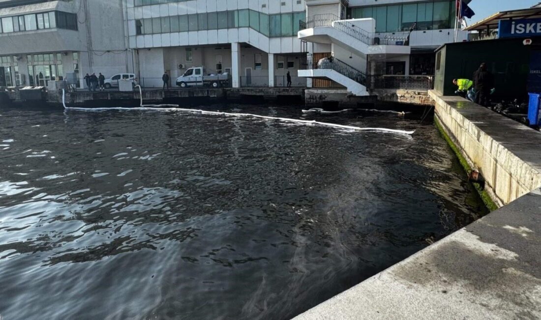 İzmir Büyükşehir Belediyesi ekipleri, Karşıyaka Vapur İskelesi yakınlarında sabah saatlerinde