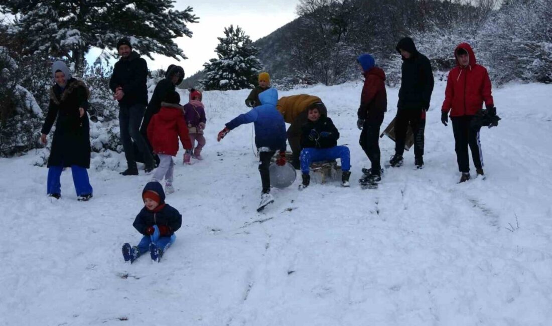 Kütahyalılar, Çamlıca mesire alanında kayak yaparak karın keyfini çıkardı. Çocuklar,