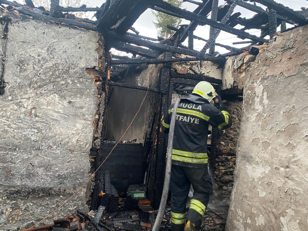 MUĞLA (AA) – Muğla'nın Menteşe ilçesinde çıkan yangında tek katlı