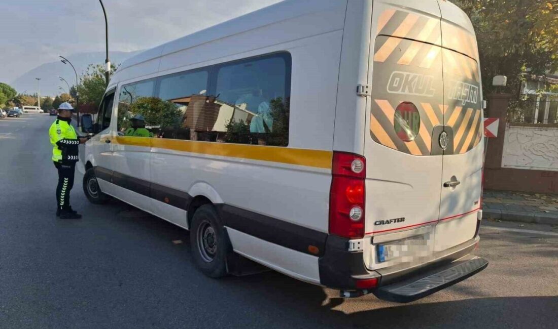 Manisa’da emniyet ekipleri tarafından okul servis araçlarına yönelik yapılan denetimlerde