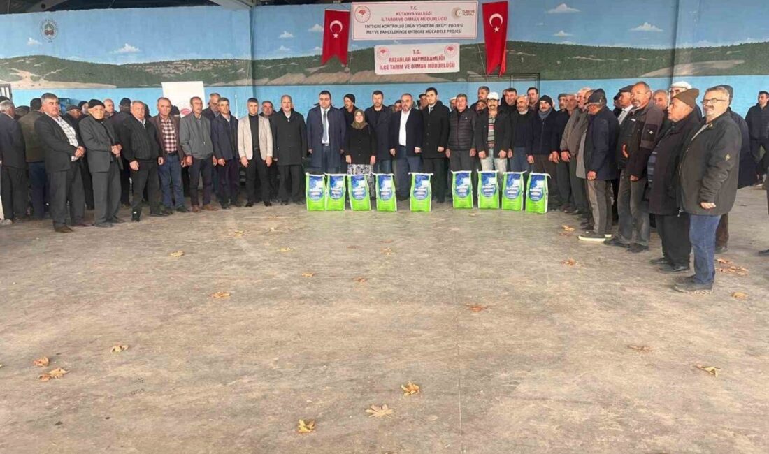 Kütahya’nın Pazarlar ilçesinde, tarımsal kalkınmayı desteklemek amacıyla üreticilere ’Bordo bulamacı’