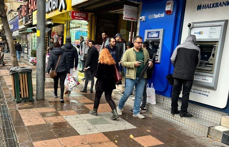 Eskişehir’de aniden gelen sağanak yağmura yakalanan vatandaşlar, ıslanmamak için ilk