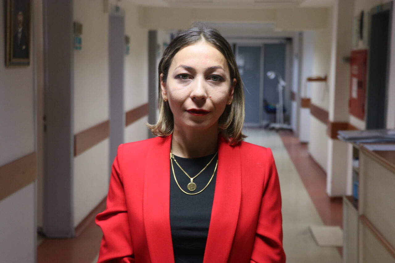 - Yaşadığı ülkede gittiği doktorların yumurtalık kistinin patladığı teşhisi sonrası
