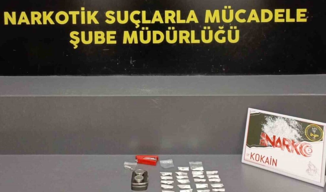 İzmir’in Bayraklı ilçesinde, polis ekiplerince incelenen bir otomobilin sürücü koltuğunun