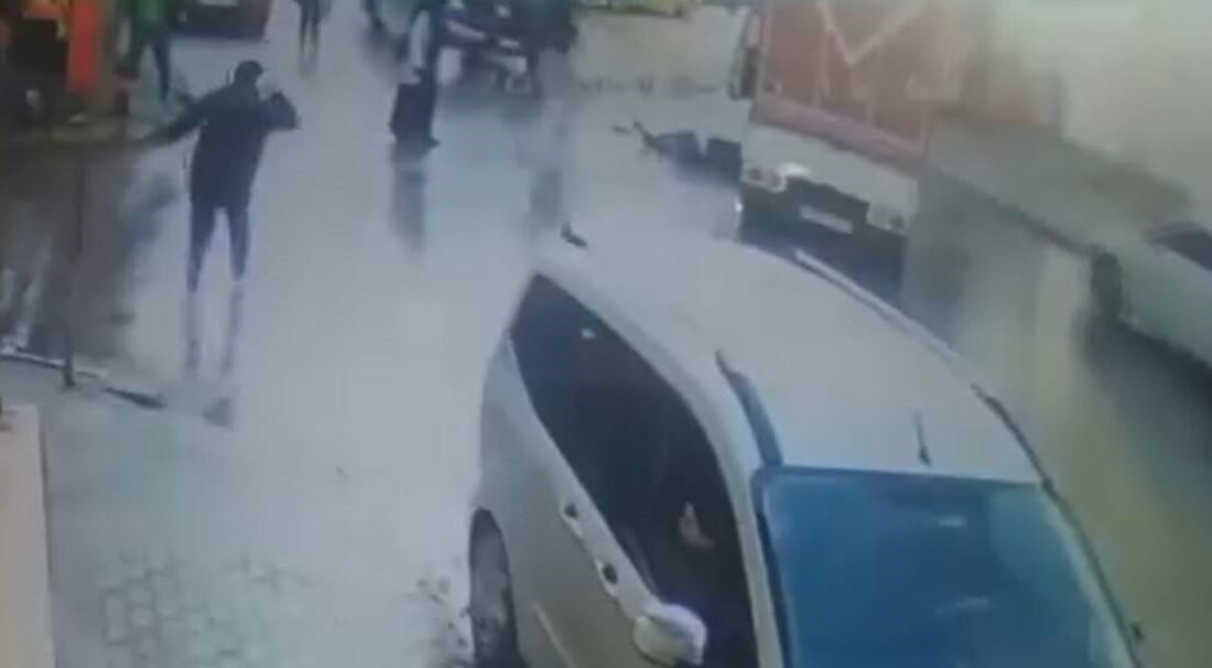 İstanbul Avcılar’da yolun karşısına geçmeye çalışan adama caddeye giren kamyon