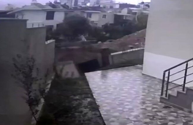 Aydın’ın Didim ilçesinde aşırı yağışlar nedeniyle yaşanan toprak kayması dolayısıyla