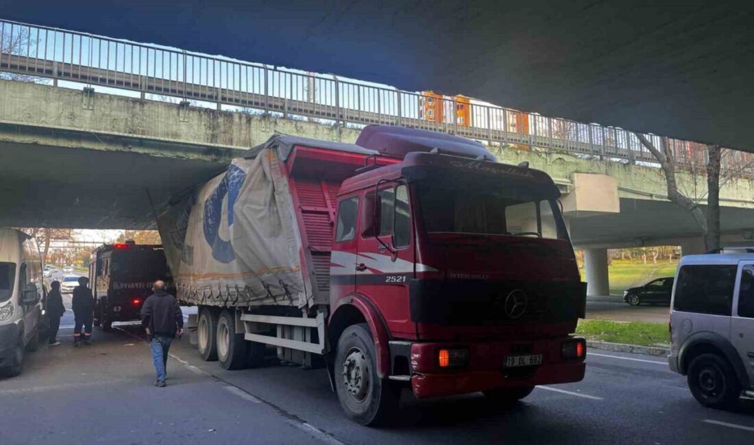 Bakırköy’de alt geçitten geçmeye çalışan kamyon sıkıştı. Sürücüye yasaklı saatte