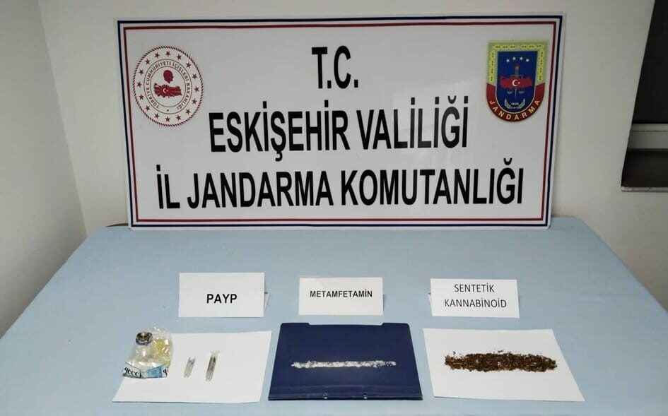Eskişehir’de jandarma ekiplerinin çalışmaları sonucunda, Ankara’dan getirdikleri uyuşturucu maddeleri Sivrihisar
