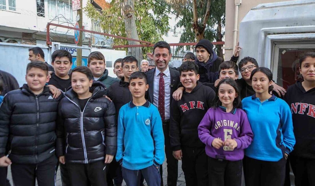 Bayraklı Belediye Başkanı İrfan Önal, mahalle ziyaretleri kapsamında vatandaşlar, esnaf