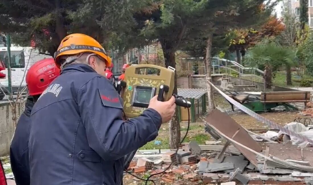 Beylikdüzü’nde sabah saatlerinde meydana gelen patlama sonrası oluşan enkazda biri