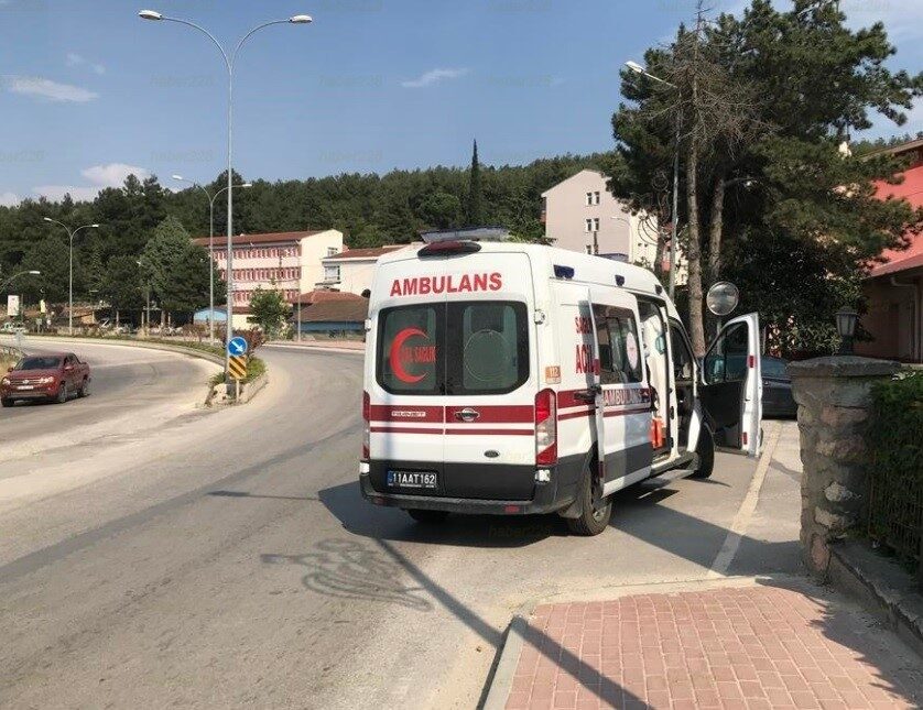 Bilecik’te seyir halinde kontrolden çıkan motosiklet devrilirken, sürücüsü yaralandı. Alınan