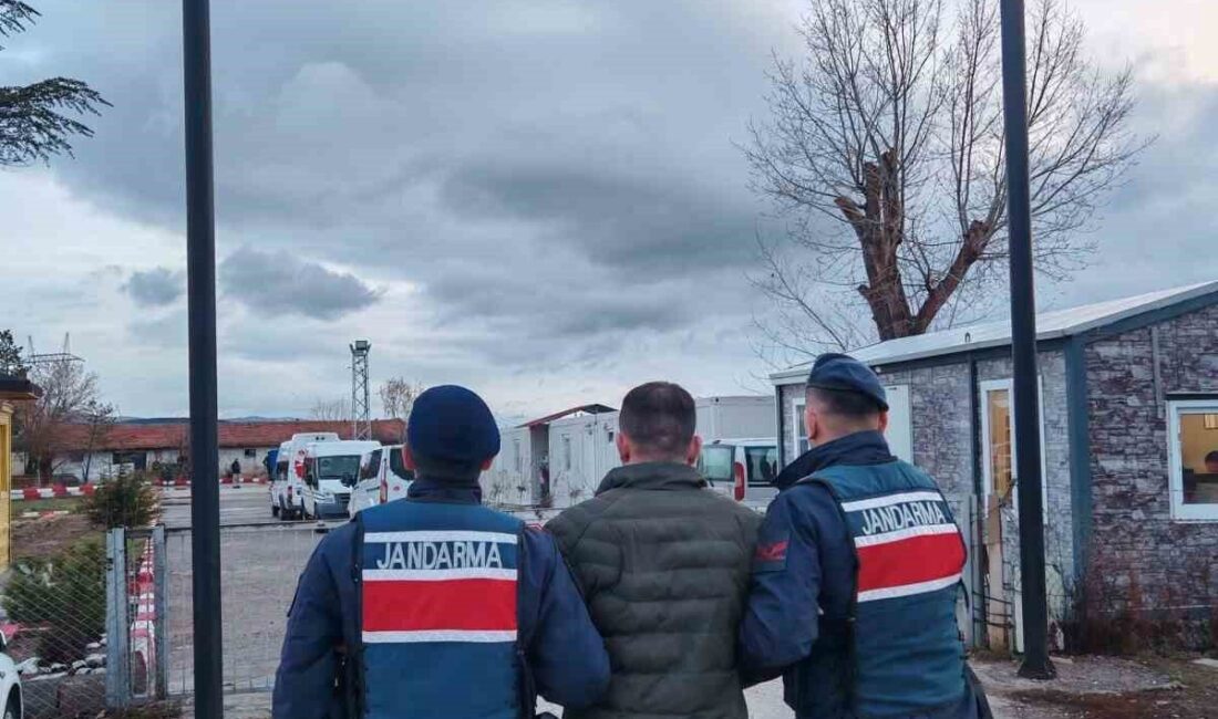 Afyonkarahisar’da çeşitli suçlardan aranan 2 şahıs jandarma tarafından yakalanarak cezaevine