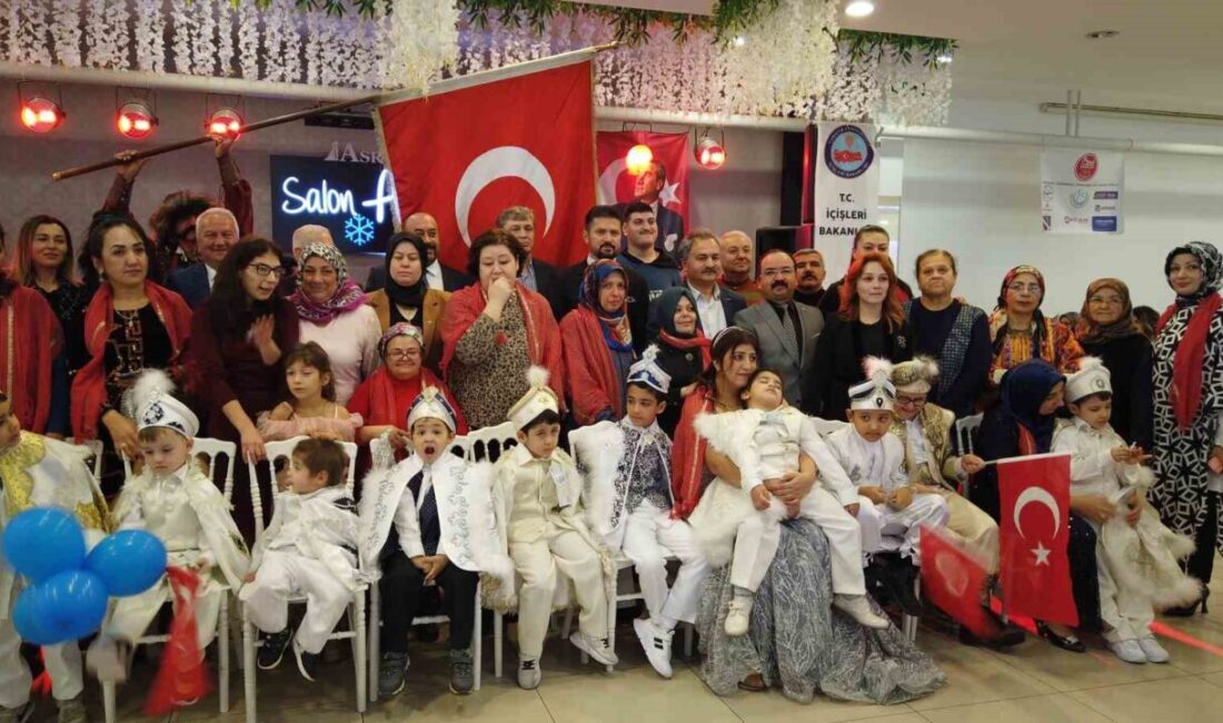 Denizli’de Özel İnsanlar Derneği tarafından yapılan sünnet şöleninde özel çocuk