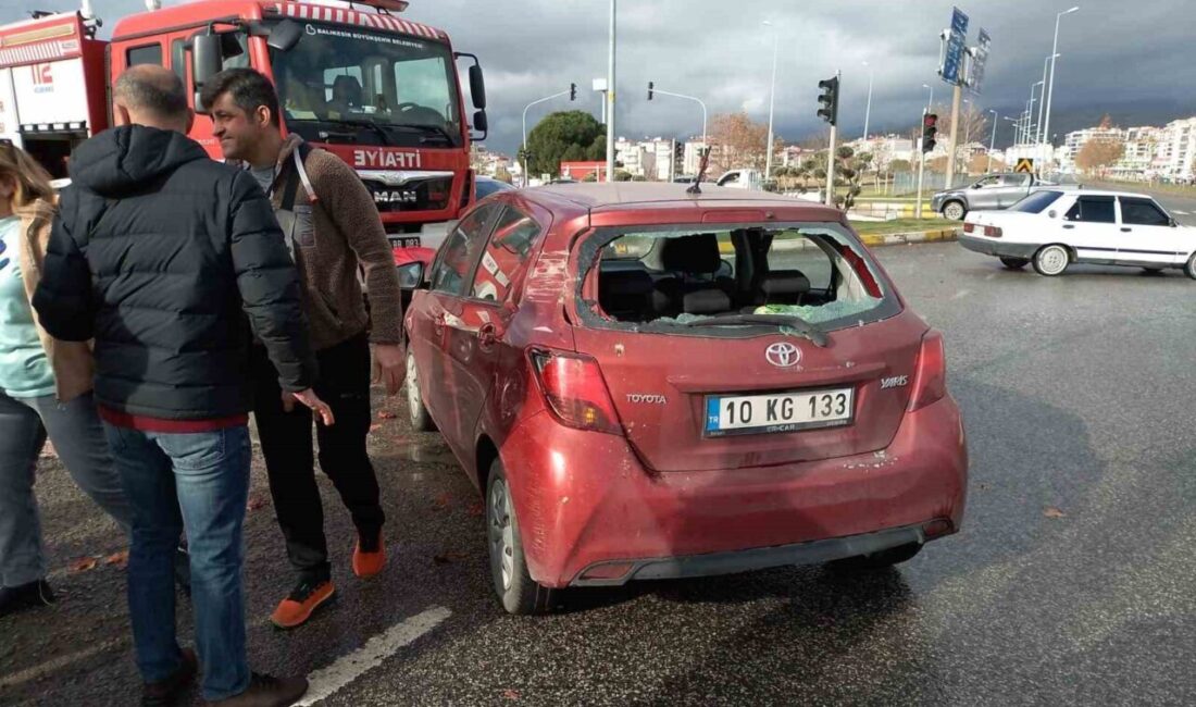 Balıkesir’in Edremit ilçesi Otogar Kavşağı’nda meydana gelen çift taraflı maddi