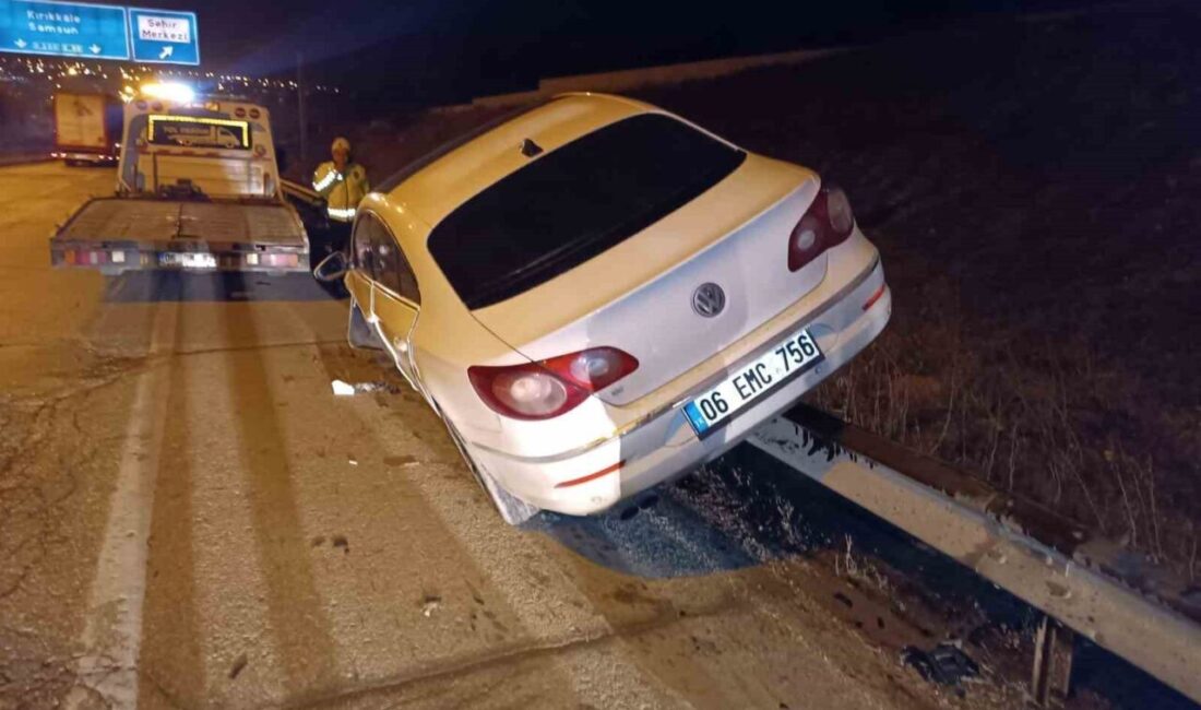 Ankara’nın Elmadağ ilçesi girişinde kontrolden çıkan otomobil yol kenarında bulunan