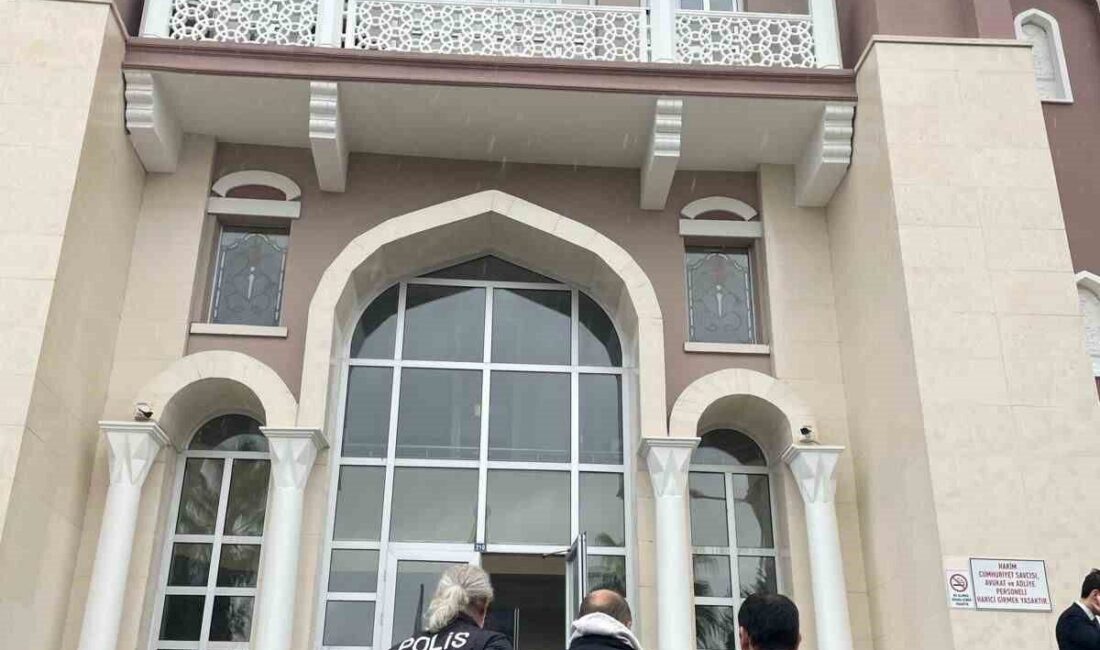 Fethiye’de hırsızlık suçundan aranan şahıs, polis ekipleri tarafından yakalanıp tutuklanırken,