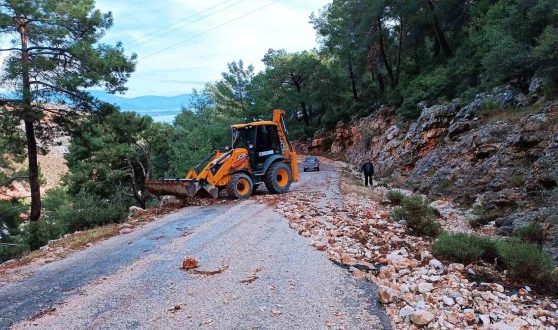Antalya’nın Finike ilçesinde taş ve çamur yığınları ile kaplanan yollar