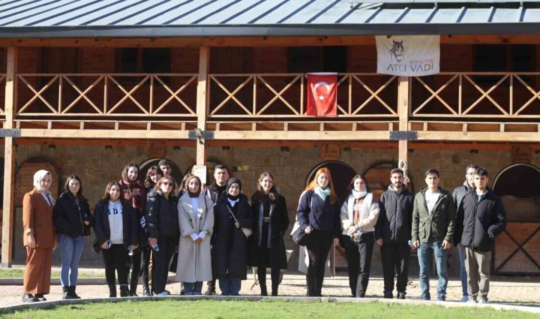 Bursa Büyükşehir Belediyesi, ‘Gençlik Bursa’da Yollarda’ projesi kapsamında gençlere Bursa’yı