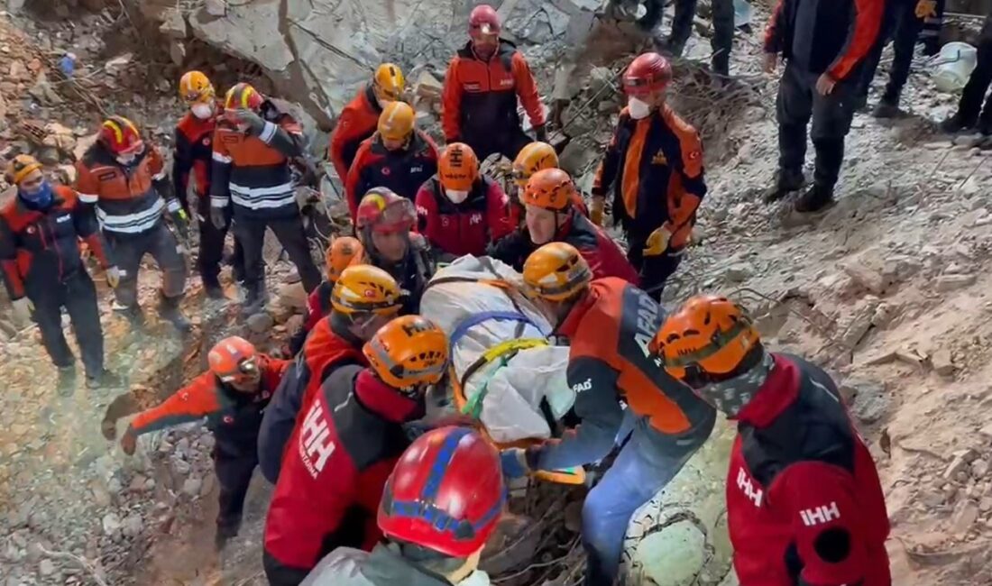 Güngören’de kentsel dönüşüm çalışmaları esnasında çöken binada göçük altında kalan