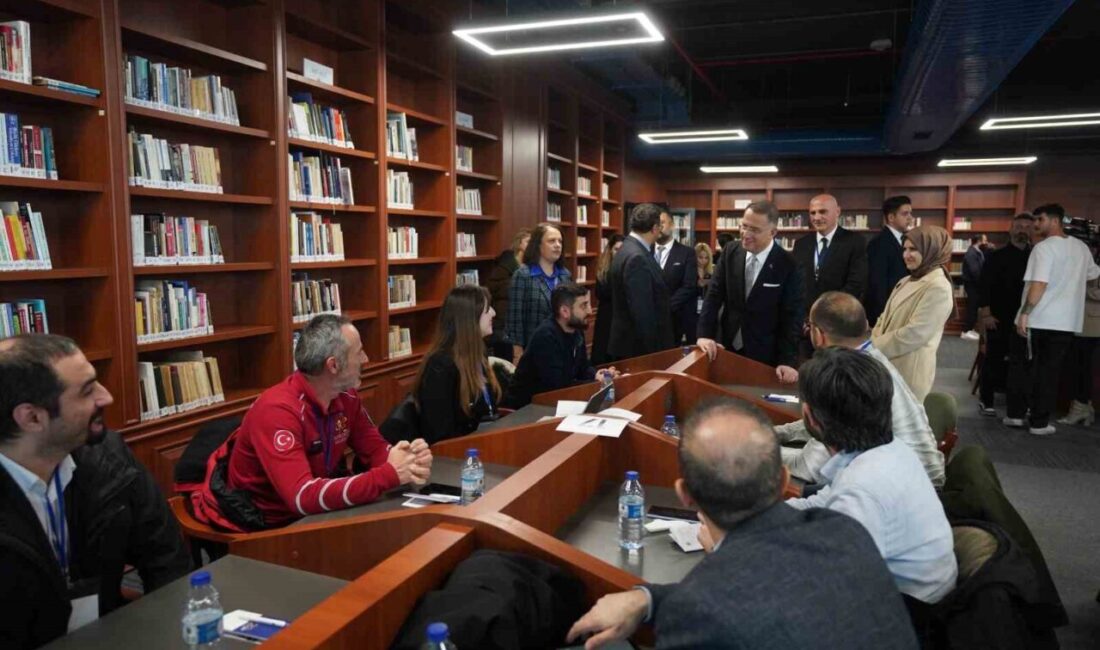 Beylikdüzü Belediye Başkanı Mehmet Murat Çalık, İstanbul Aydın Üniversitesi ev