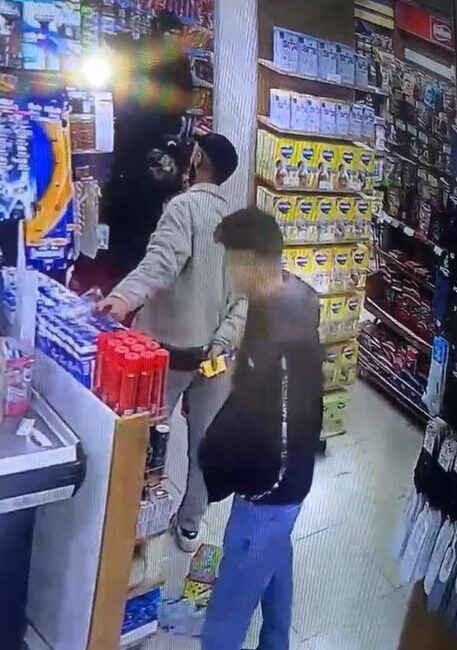İstanbul Arnavutköy’de bir market çalışanı cep telefonunu reyonun üzerinde unuttu.