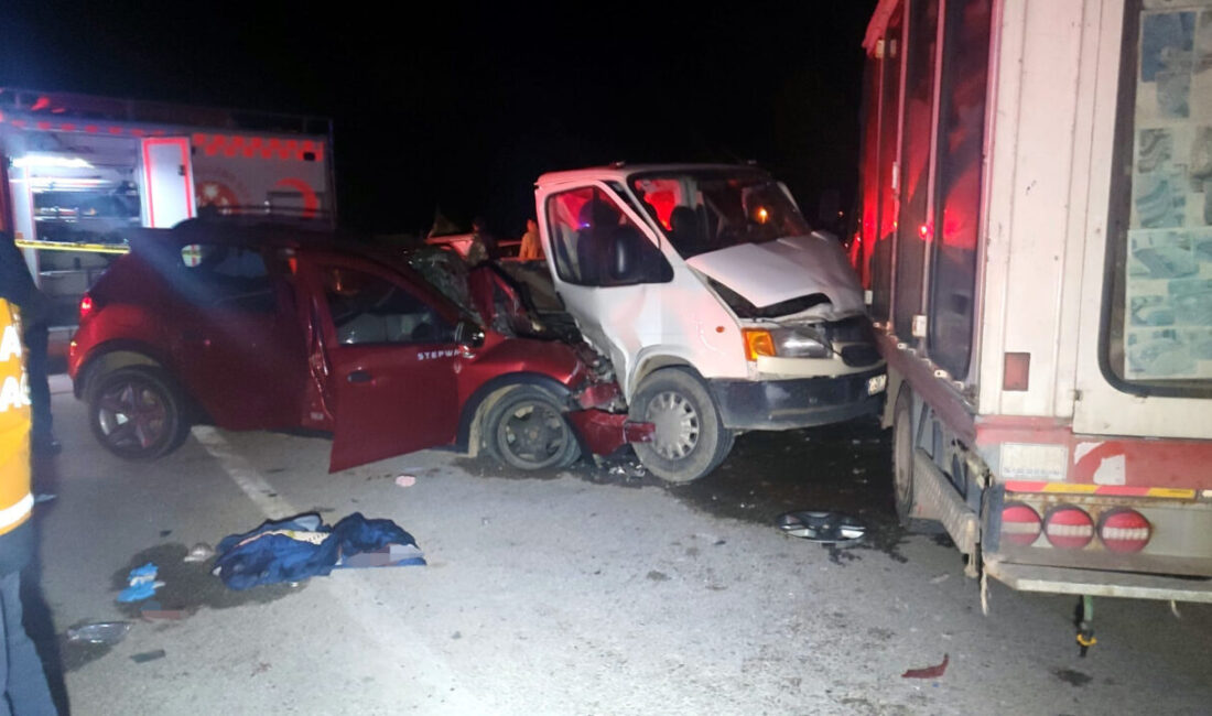 İZMİR (AA) – İzmir'in Ödemiş ilçesinde 3 aracın çarpıştığı kazada
