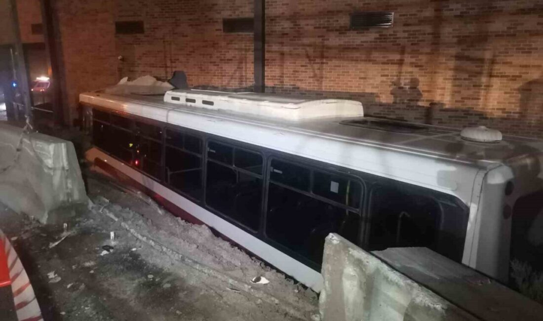 İzmir’in Bayraklı ilçesinde sürücüsünün virajı alamayarak direksiyon hakimiyetini kaybettiği ileri
