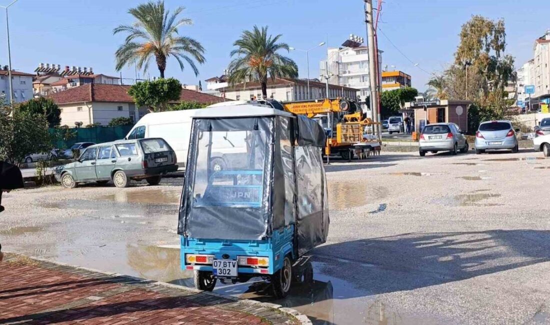 Antalya’nın Manavgat ilçesinde geri geri çıkmaya çalışan 3 tekerli elektrikli