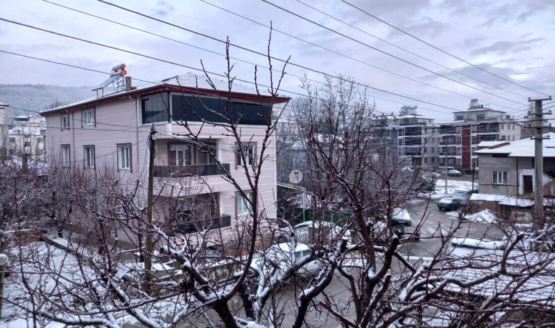 DENİZLİ (AA) – Denizli'nin Kale ilçesinde kar yağışı etkisini gösterdi.