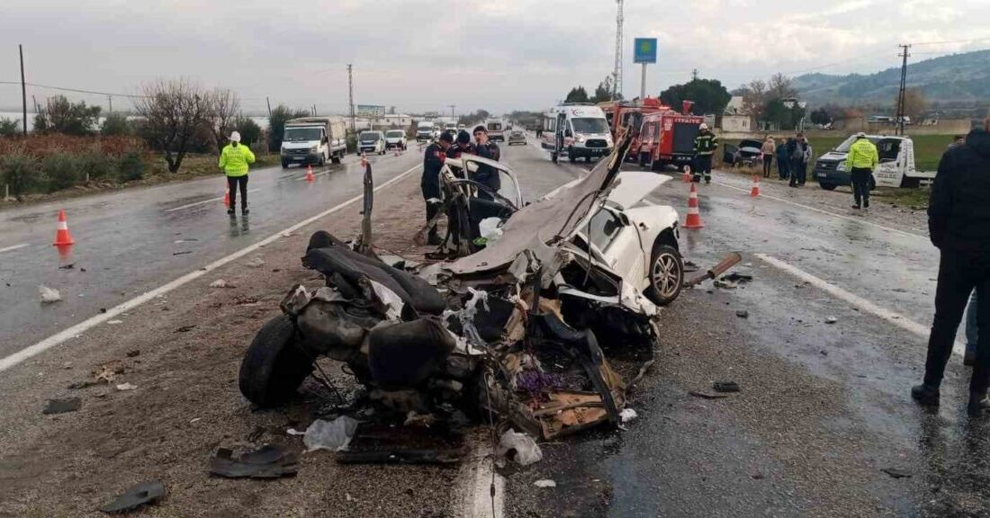Denizli’nin Buldan ilçesinde kontrol çıkıp karşı şeride geçen otomobilin başka
