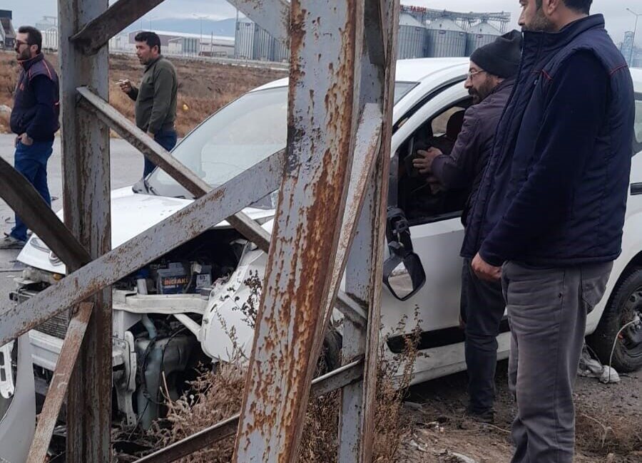 Konya’nın Karapınar ilçesinde iki hafif ticari aracın çarpışması sonucu 1’i