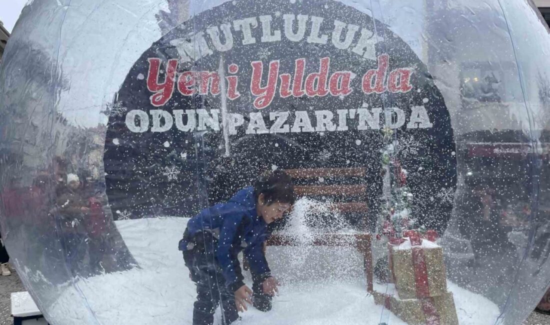 Eskişehir Odunpazarı’nda yılbaşı etkinlikleri kapsamında kurulan kar küresi çocukların yoğun