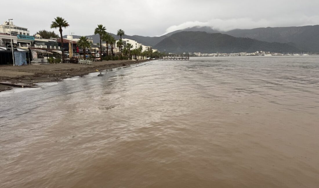 - Bodrum ilçesinde bazı evleri su bastı, balıkçı barınağı derelerden