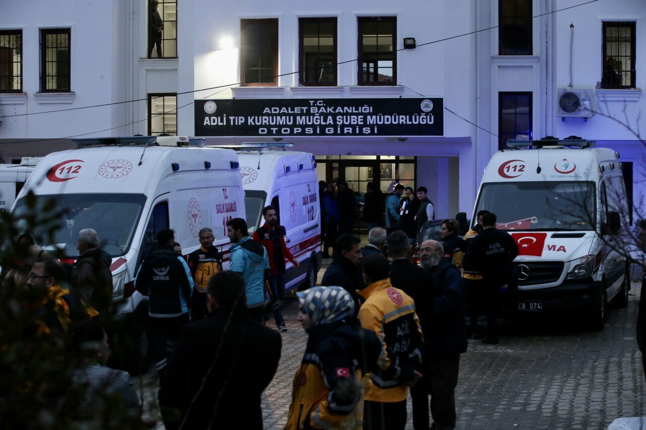 MUĞLA (AA) – Muğla'da ambulans helikopterin hastane binasına çarpıp düşmesi