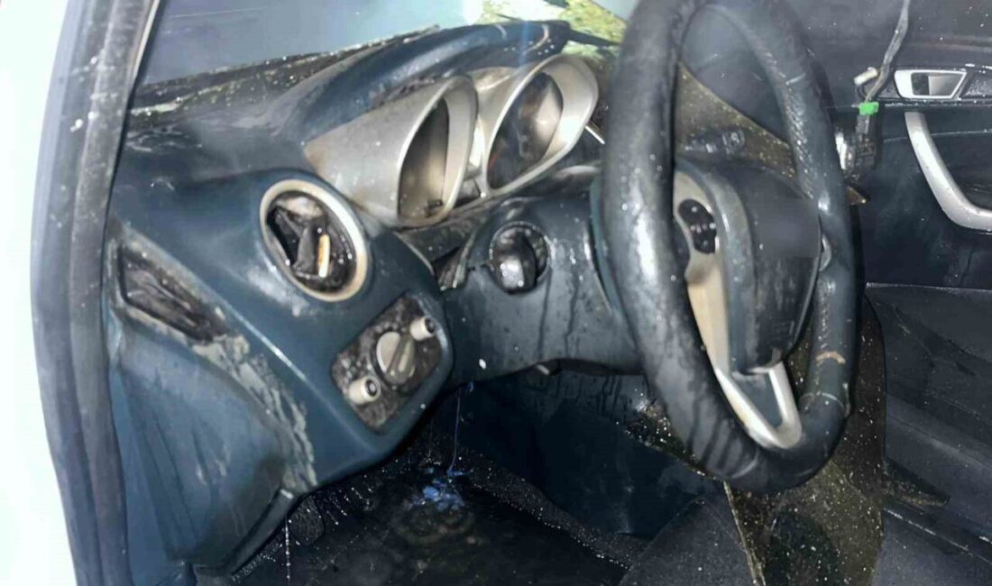 Isparta’da park halindeki bir otomobilin motor bölümünde başlayan yangın itfaiye