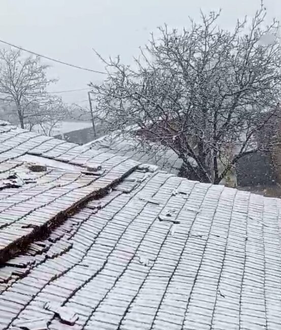 Eskişehir’de kar yağışı sonucunda Seyitgazi’nin Sarayören Mahallesi beyaza bürünürken, ortaya