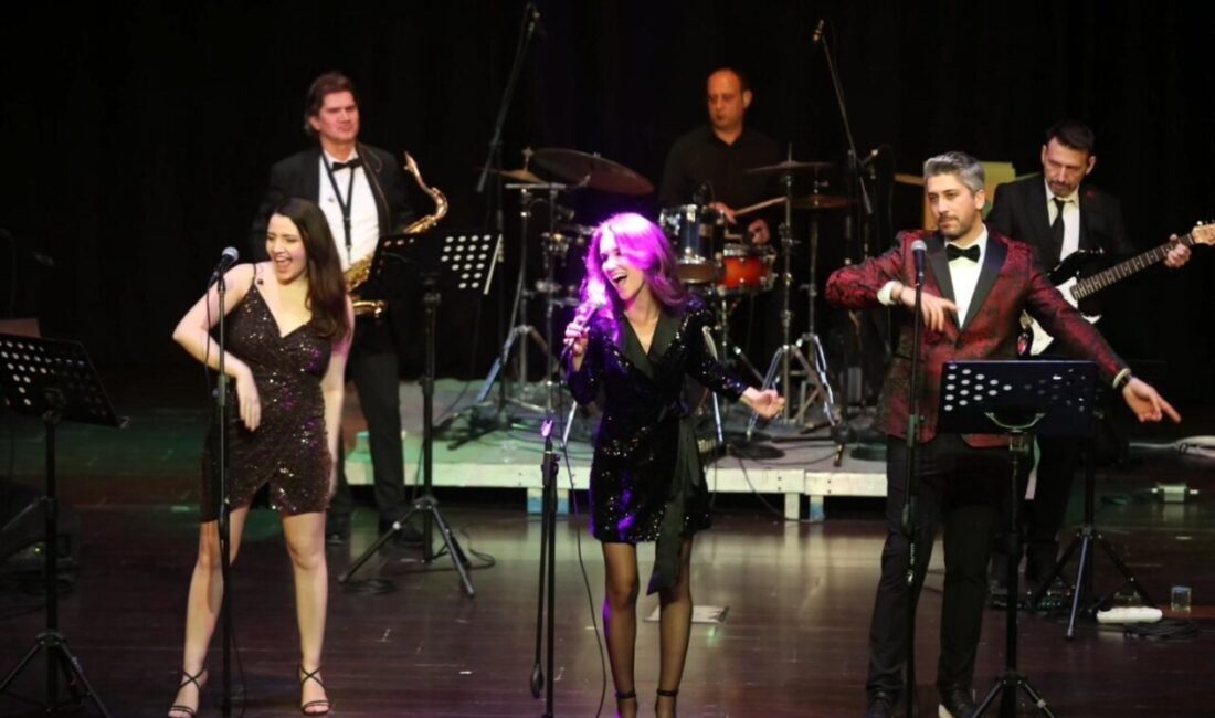 Güzelbahçe Belediyesinin düzenlediği yeni yıl konserinde sahne alan Sunshine Band