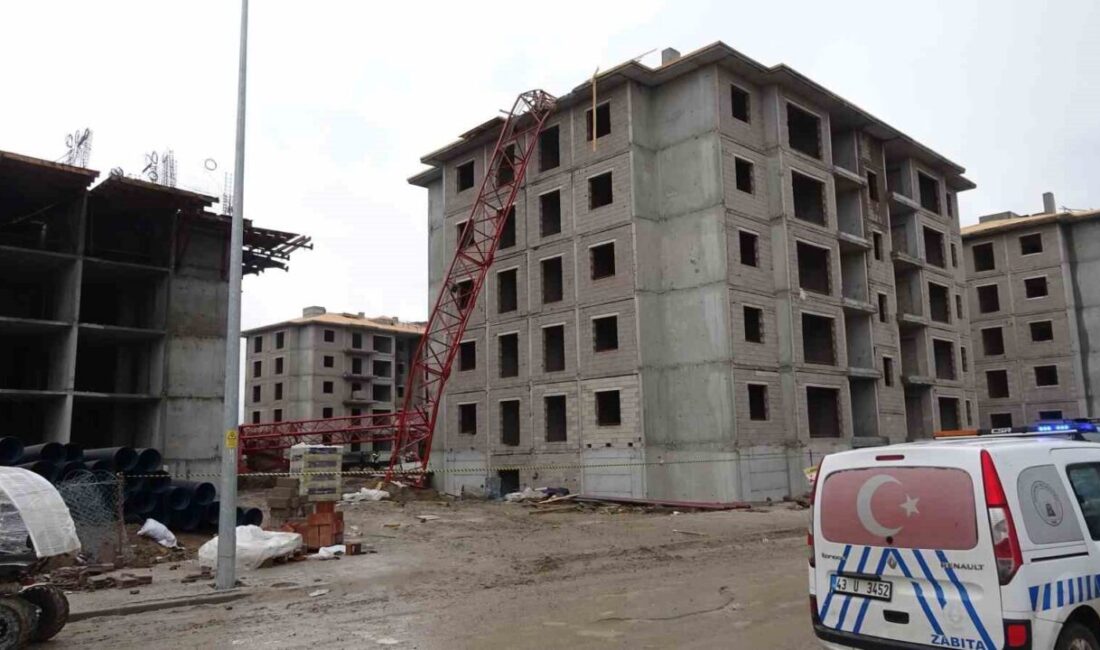 Kütahya’nın Tavşanlı ilçesi Ömerbey Mahallesi’nde bulunan TOKİ konutlarının inşaatında bugün