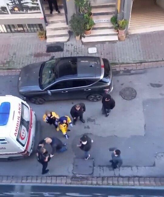 Ümraniye’de ambulans şoförüne saldırarak aracı yumruklayan şahsın alkollü olduğu ve