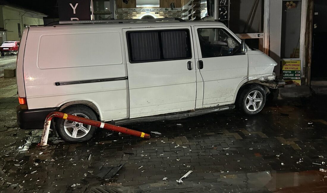 UŞAK (AA) – Uşak'ta otomobil ile hafif ticari aracın çarpışması