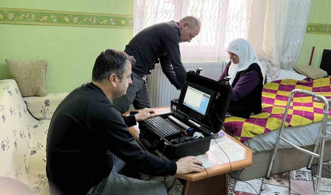Uşak İl Nüfus Müdürlüğüne bağlı personellerce nüfus müdürlüklerine gelemeyen vatandaşlar