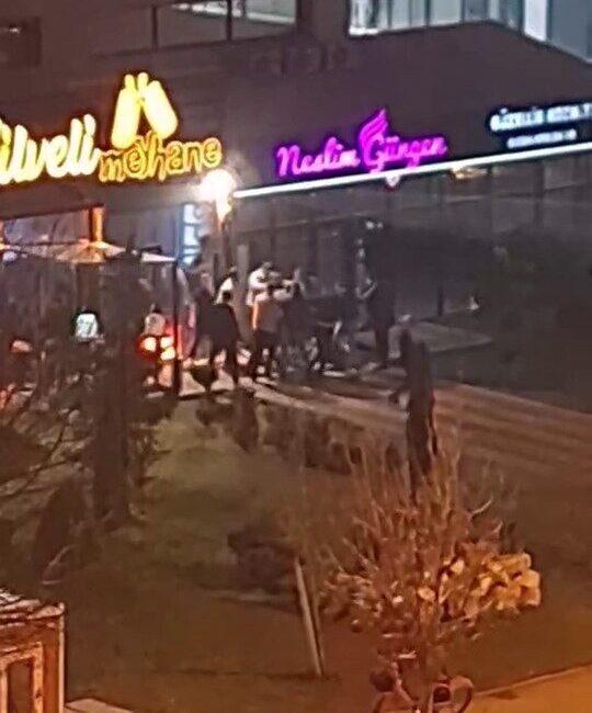 Eskişehir’de alkollü bir eğlence mekanı önünde kalabalık grup arasında çıkan